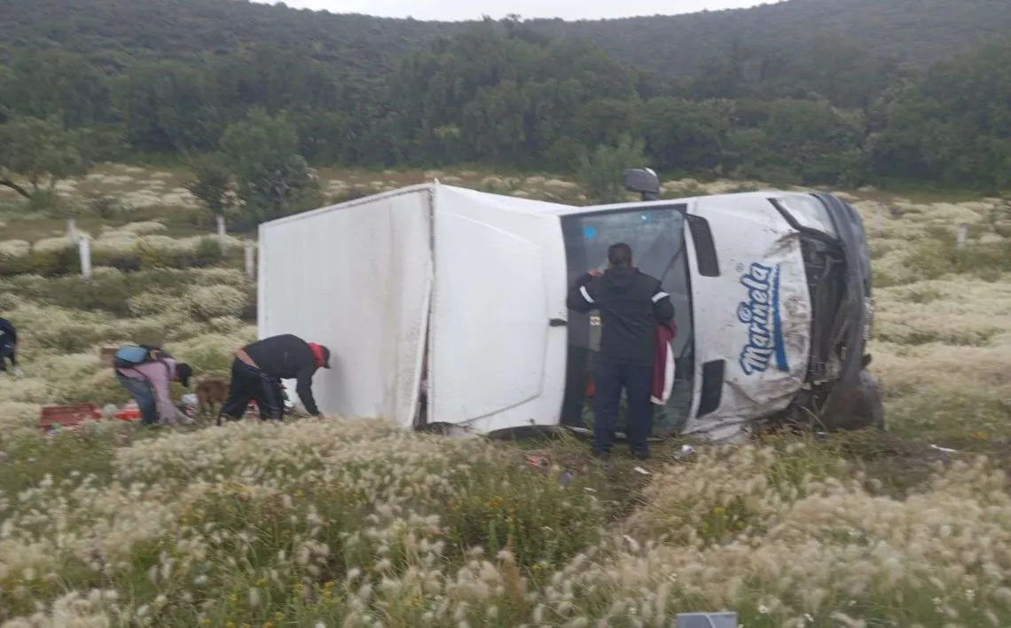 Caos vial en el Arco Norte por choque entre un tráiler y una camioneta; hay tres heridos