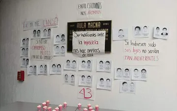 Padres de normalistas respaldan quitar nombre de Jesús Murillo Karam a auditorio de ICSHu