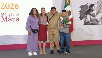 El pato Merlín apareció en la mañanera de Sheinbaum usando la camiseta de la selección mexicana.