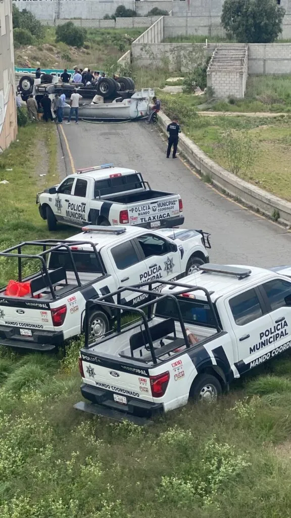 ¡Precaución! Volcadura de pipa complica la circulación en la Pachuca-Actopan