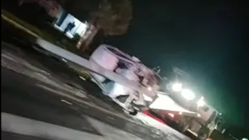 Chevrolet Aveo destruido tras chocar en la carretera Pachuca-Actopan.