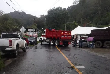 Camioneros de minera Autlán cierran la México-Tampico
