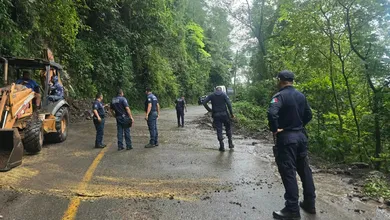 Policía Estatal libera la carretera de Tlanchinol tras deslaves
