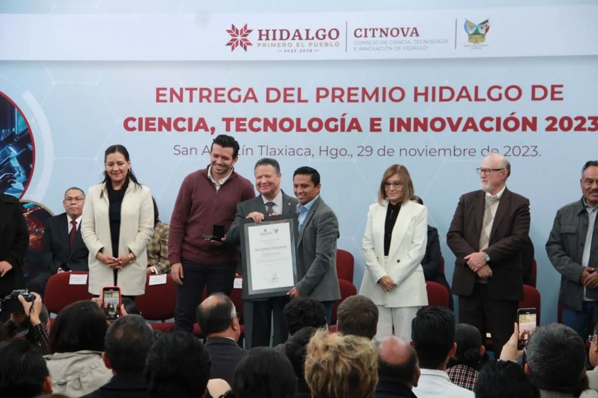 Julio Menchaca entrega el Premio de Ciencia y Tecnología 2023