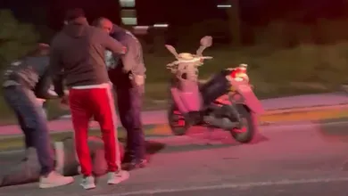 Paramédicos atienden a un motociclista lesionado en Tizayuca.