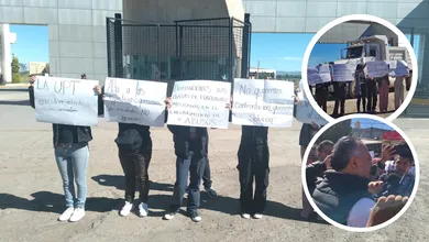 Estudiantes protestando frente a UPT con pancartas contra el acoso escolar.