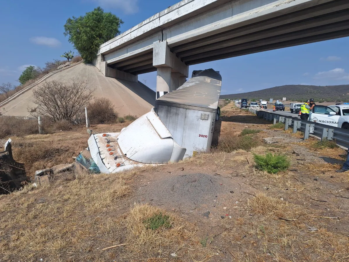 Accidente en autopista Arco Norte: vuelca tractocamión, reportan un herido