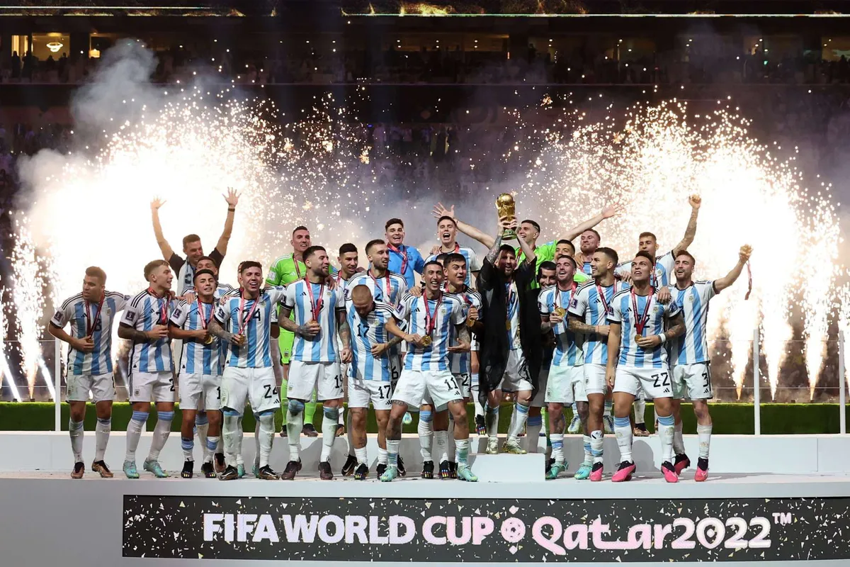 Messi posó con una copa del mundo falsa