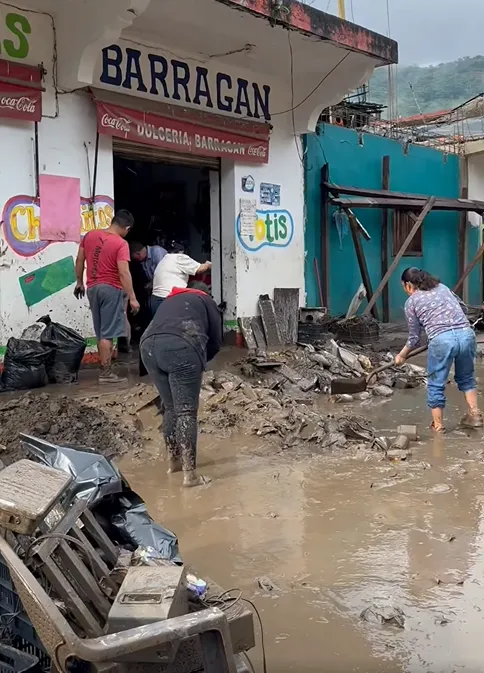 “¡Necesitamos apoyo!”: habitantes de Huehuetla sacan lodo de sus casas tras inundación
