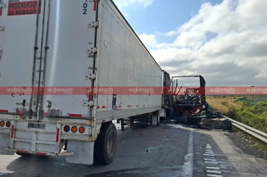 Fuerte accidente entre tráileres en Arco Norte provoca incendio y cierre de autopista
