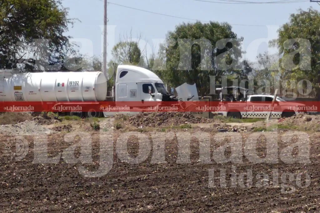 Aseguran pipa conectada a toma clandestina en Tula