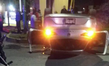 Ebrio vuelca su auto en fraccionamiento de Tizayuca