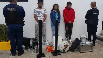 Tres personas fueron detenidas tras ser sorprendidas en presunto robo a casa habitación en Mineral de la Reforma