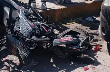 Conductor frustra asalto embistiendo su auto contra una motocicleta en Tlaxcoapan