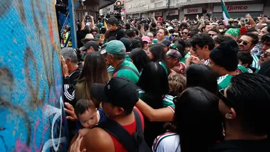 Aficionados forman largas filas para ingresar al Fan Fest del Zócalo en medio de una importante aglomeración.