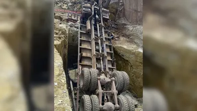 Grúa cae a una barranca en Huichapan