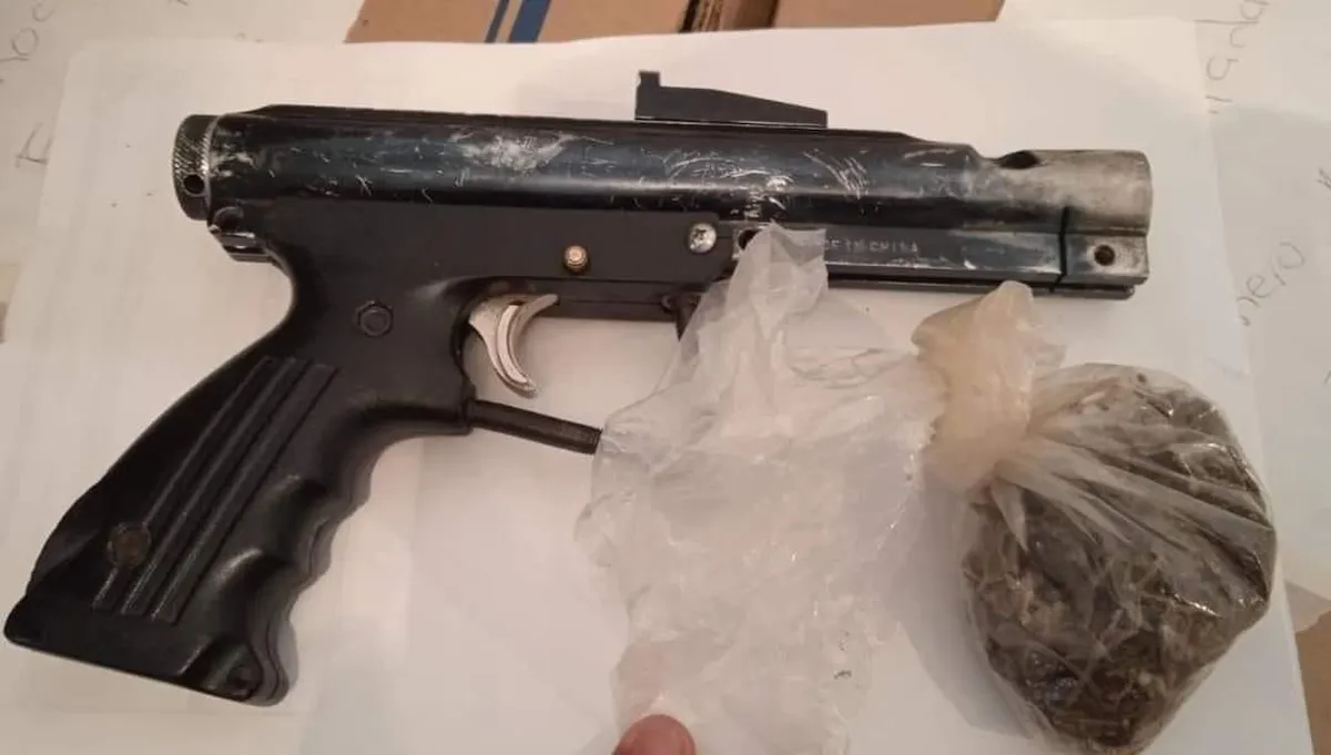 Tula: cae joven con arma y droga en unidad habitacional