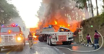 Video: Chocan y explotan dos tráileres en la México-Tuxpan
