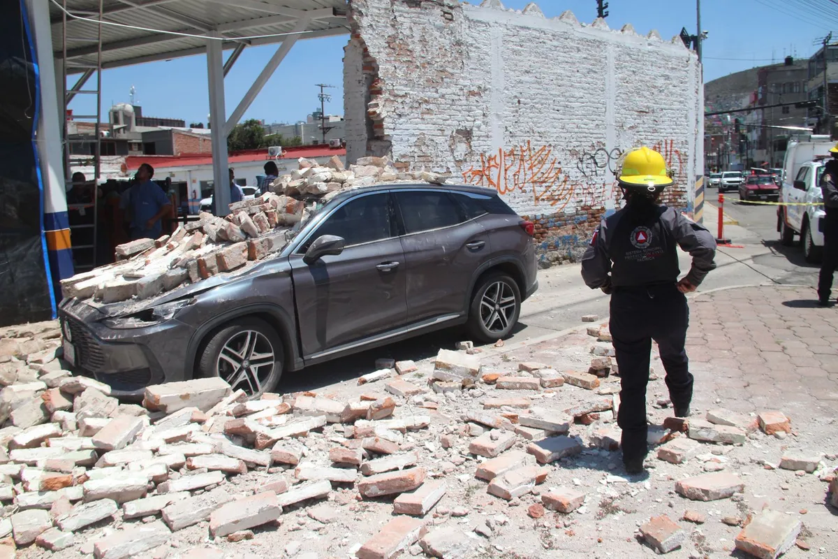 Barda colapsa sobre camioneta