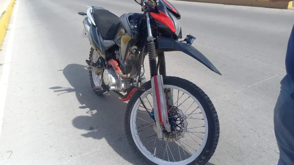 Tres detenidos en Mineral de la Reforma; recuperan motocicleta robada