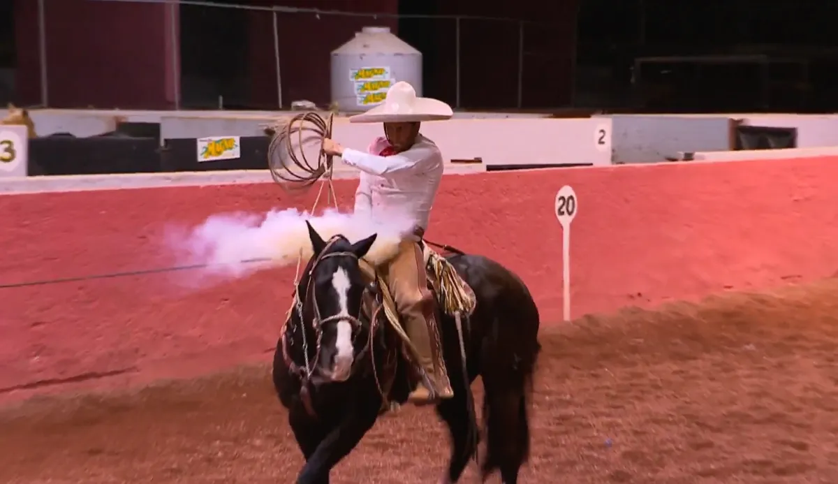 Charros compitiendo en el lienzo Cuna de la Charrería de Pachuca durante la final 2026.