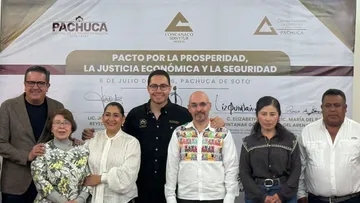 Autoridades de Pachuca y Concanaco durante la firma del Pacto por la Prosperidad.
