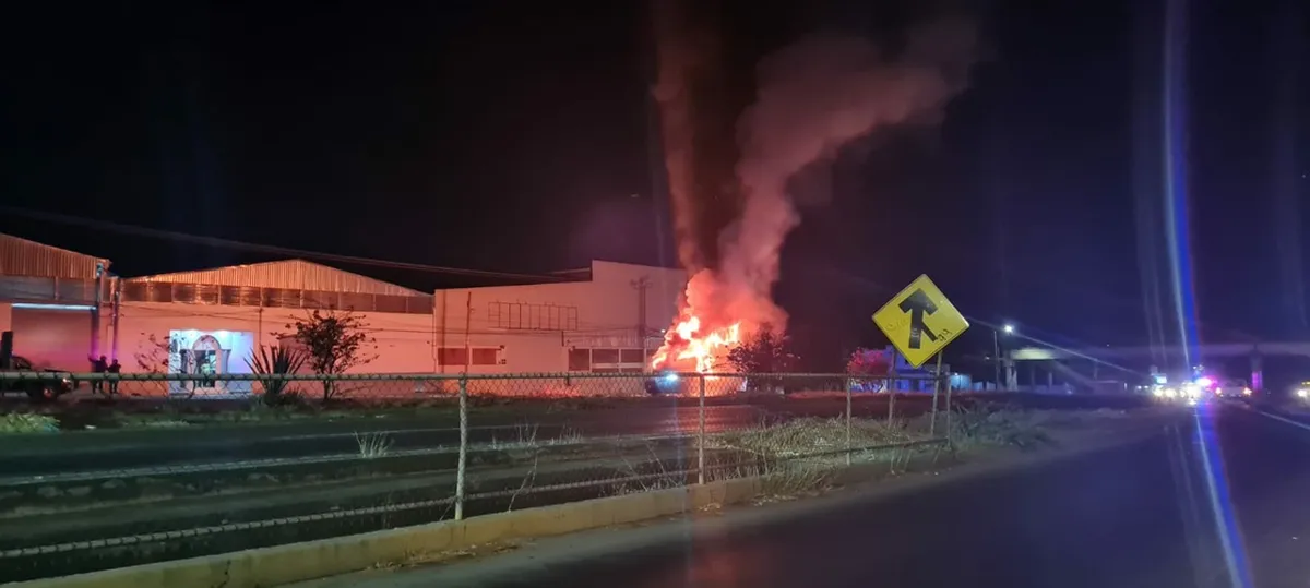 Incendian vehículos en Colima tras arresto de presunto líder del CJNG