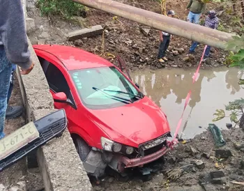 ¡Auto cae a canal de aguas negras en Ixmiquilpan! Dos mujeres terminan en el hospital