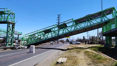 Puente peatonal dañado
