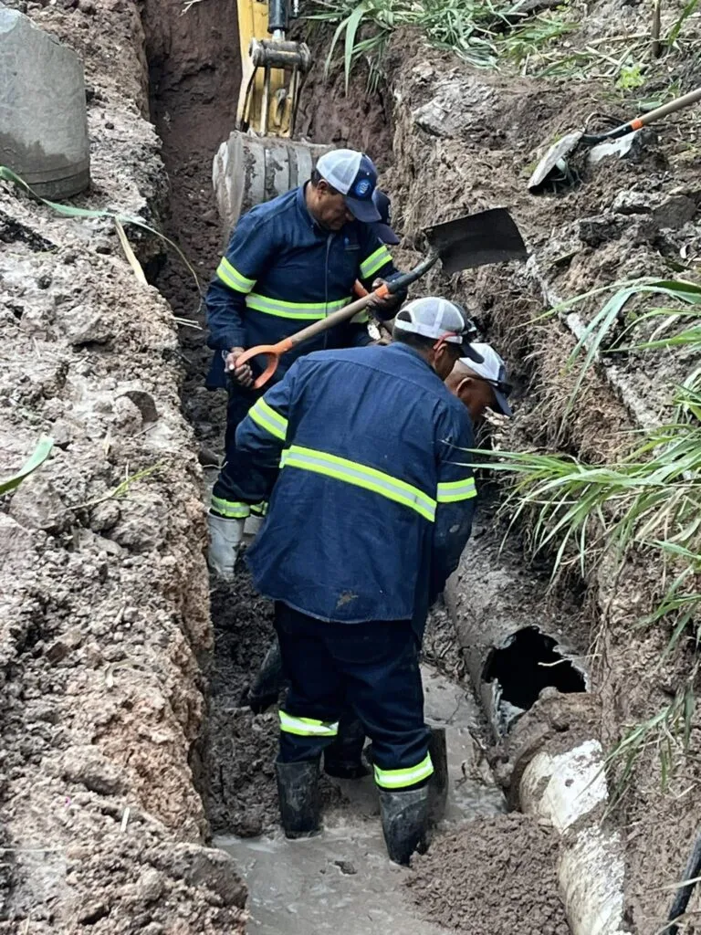 Fuga en tubería principal deja sin agua a varias colonias en Tepeji del Río