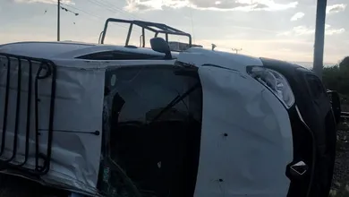Conductor intenta ganarle el paso al tren y resulta lesionado en Nopala
