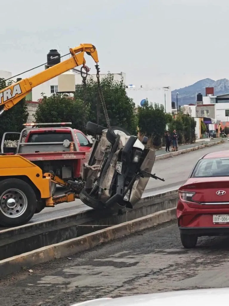 Mala maniobra manda auto a canal pluvial en Mineral de la Reforma