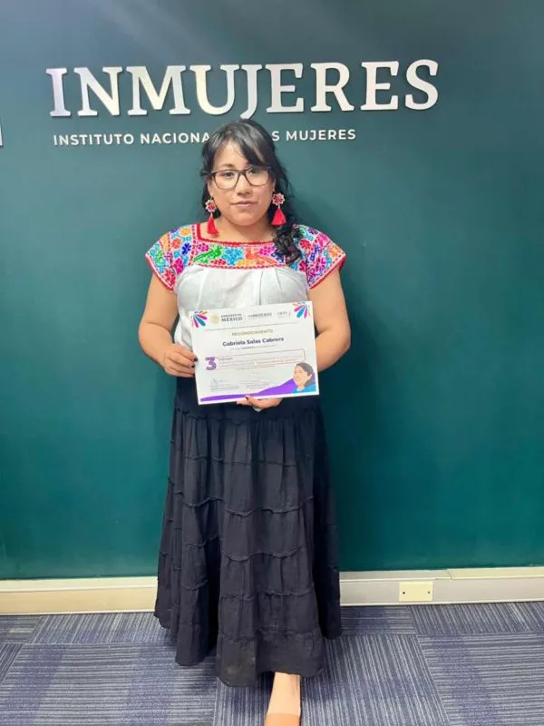 Recibe programadora indígena hidalguense premio nacional de Inmujeres e INPI