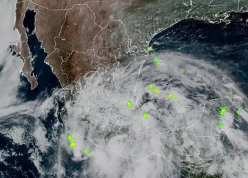 ´Érick´se debilita, ya es tormenta tropical; aún genera lluvias intensas