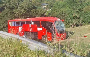 ADO cae a barranco en Molango; hay 18 heridos