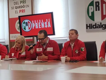 Marco Mendoza durante conferencia de prensa del PRI Hidalgo.