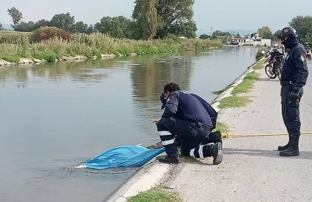 Encuentran cuerpo flotando en canal de Tezontepec de Aldama