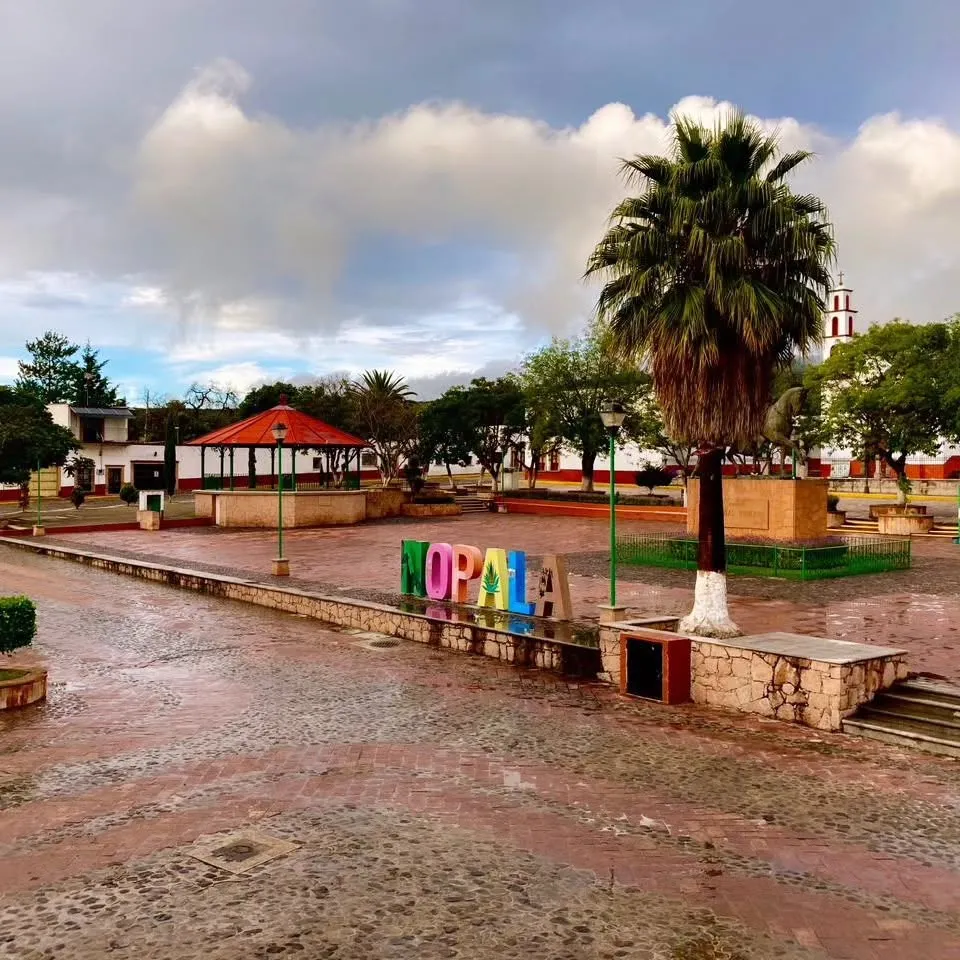 Calles empedradas, vidrio artesanal y una historia de enamorados te esperan en este pueblo hidalguense