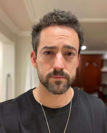Luis Gerardo Méndez llora la muerte de su padre; suplica a la gente que se vacune