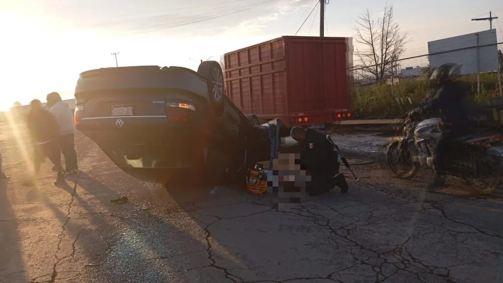 Aparatoso accidente en Tulancingo deja a mujer lesionada