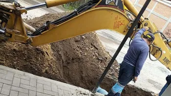 Personal de la CAAMTH repara una fuga de agua en la comunidad El Cid, Tizayuca.