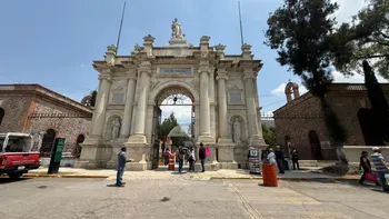Cientos acudieron al panteón este Día de las Madres; comerciantes también reportaron un pequeño repunte en ventas