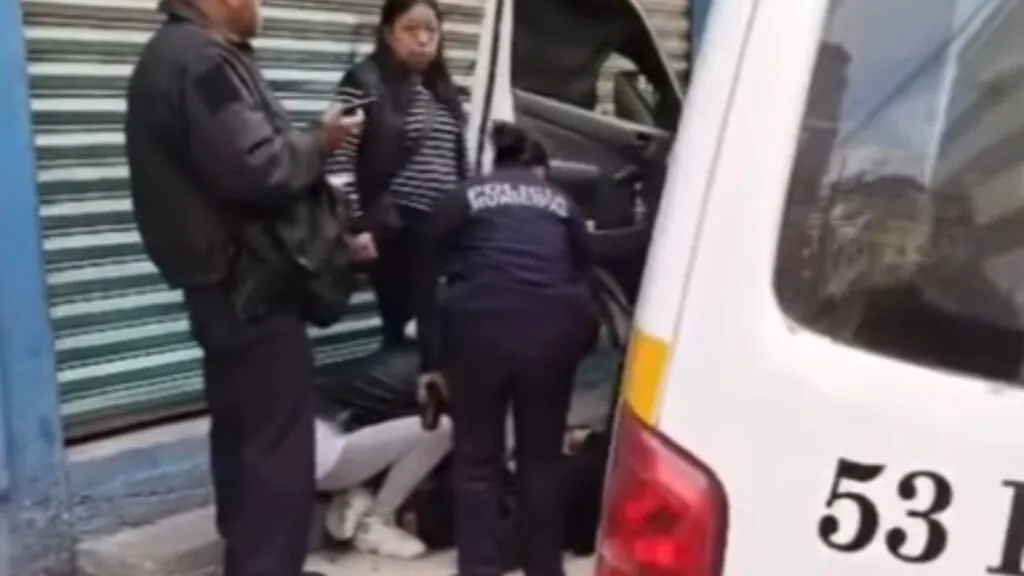 [VIDEO] Urvan pierde el control y atropella a una mujer en el centro de Pachuca