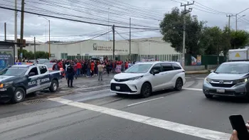 ¡Caos vial en el bulevar Colosio! Trabajadores del IMSS protestan frente a la Clínica 32 de Pachuca