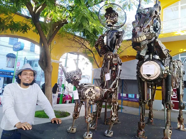 José Ramírez transforma la chatarra en arte metalizado