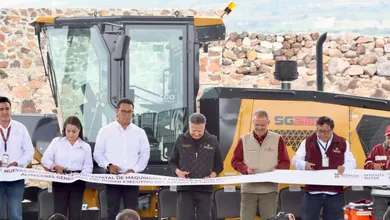 Julio Menchaca durante la entrega de maquinaria e infraestructura en Hidalgo.