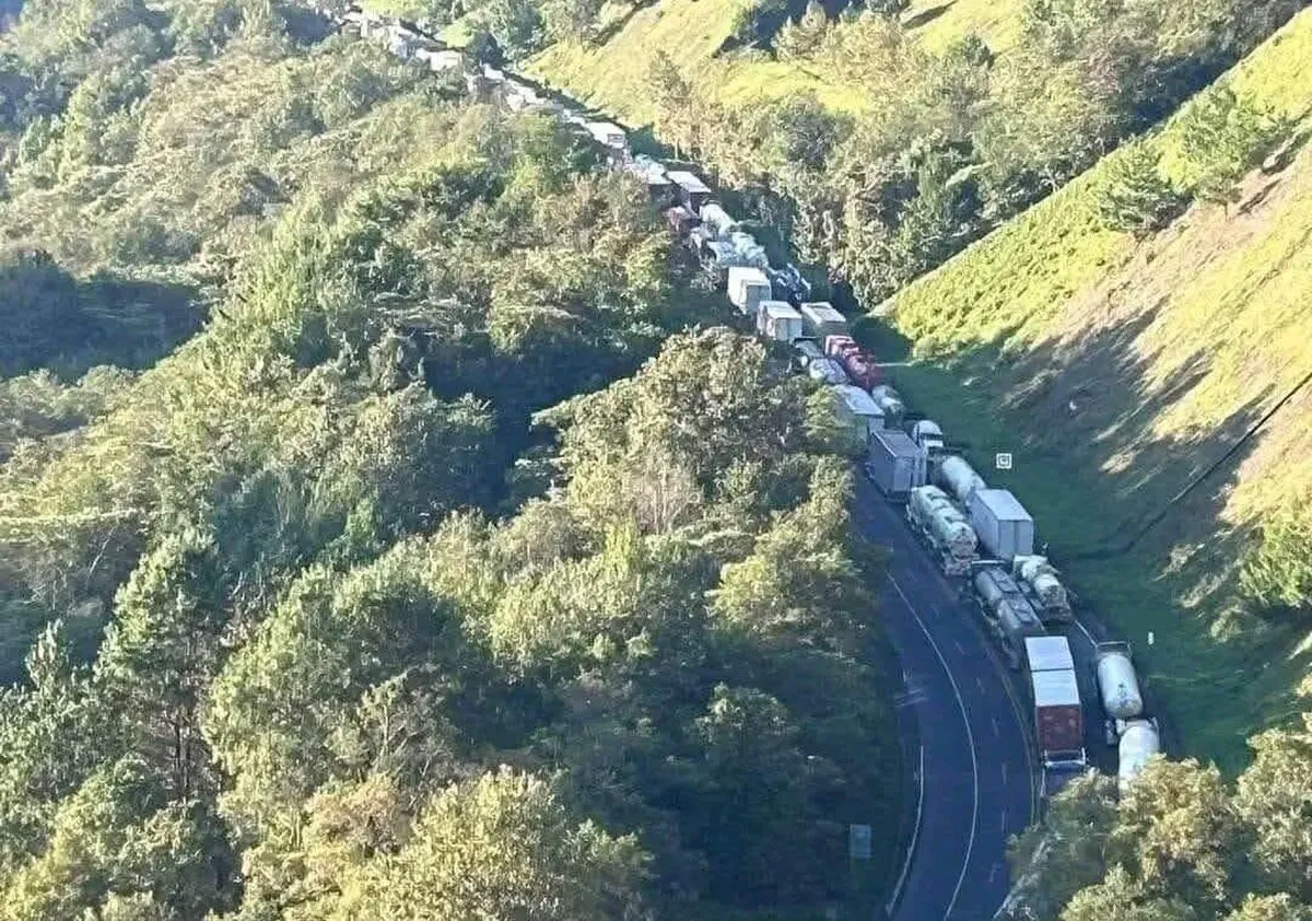 Autopista México-Tuxpan cumple 24 horas cerrada tras explosión de pipa
