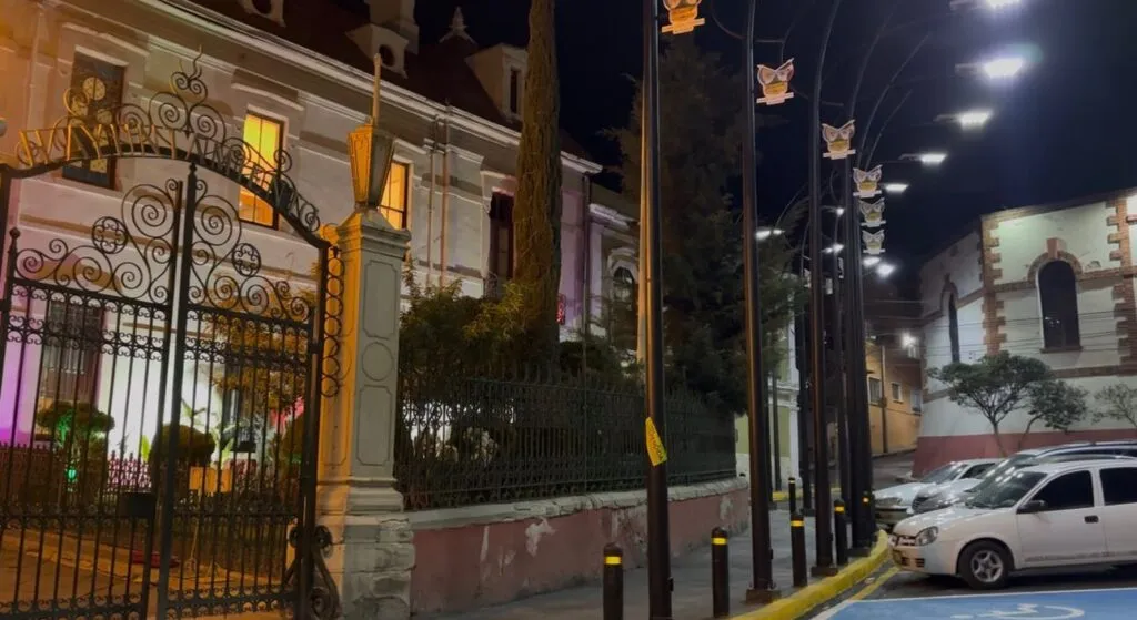 Mientras colonias siguen a oscuras, INAH suspende luminarias afuera de Casa Rule