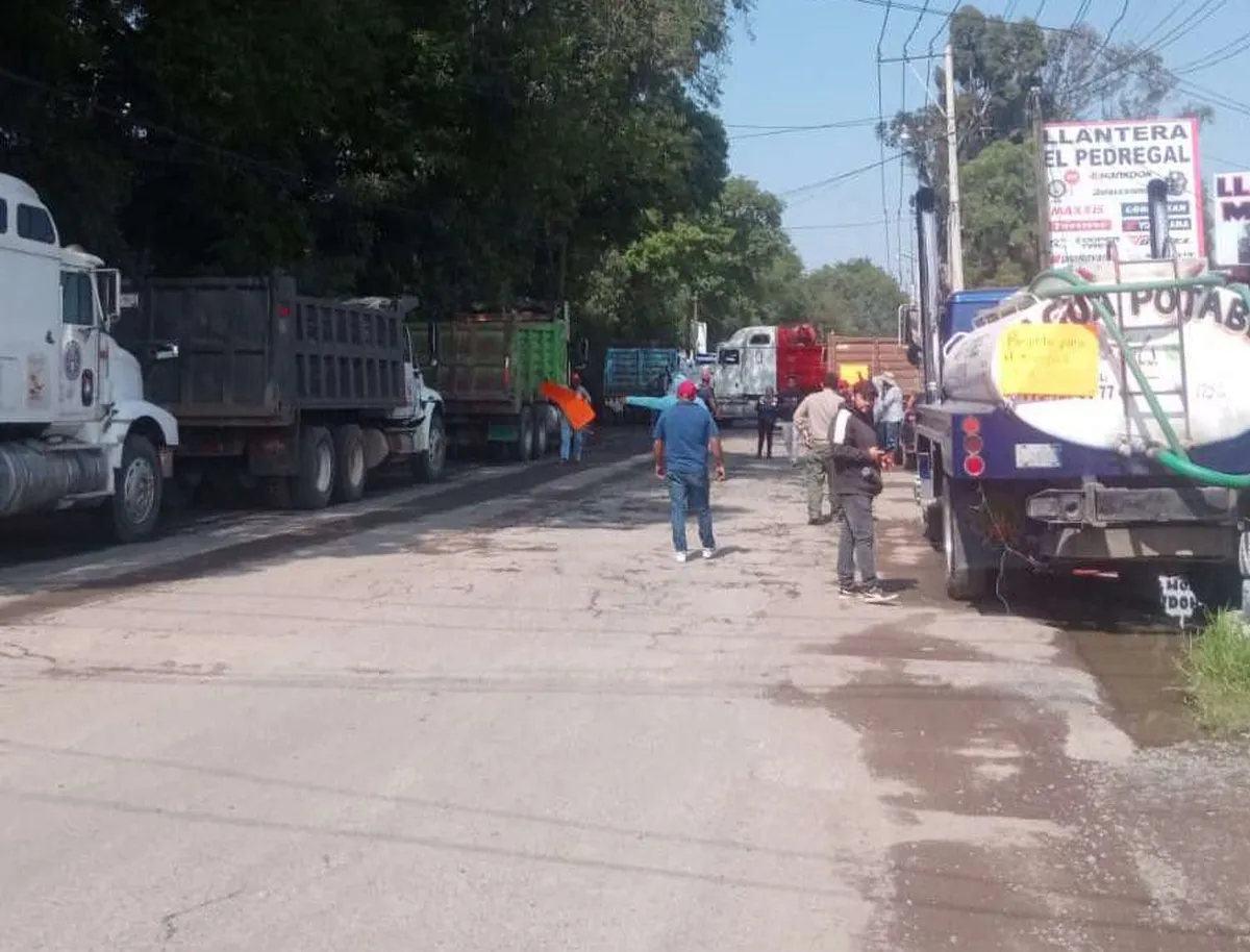 Transportistas bloquean carretera Cuautepec-Tulancingo
