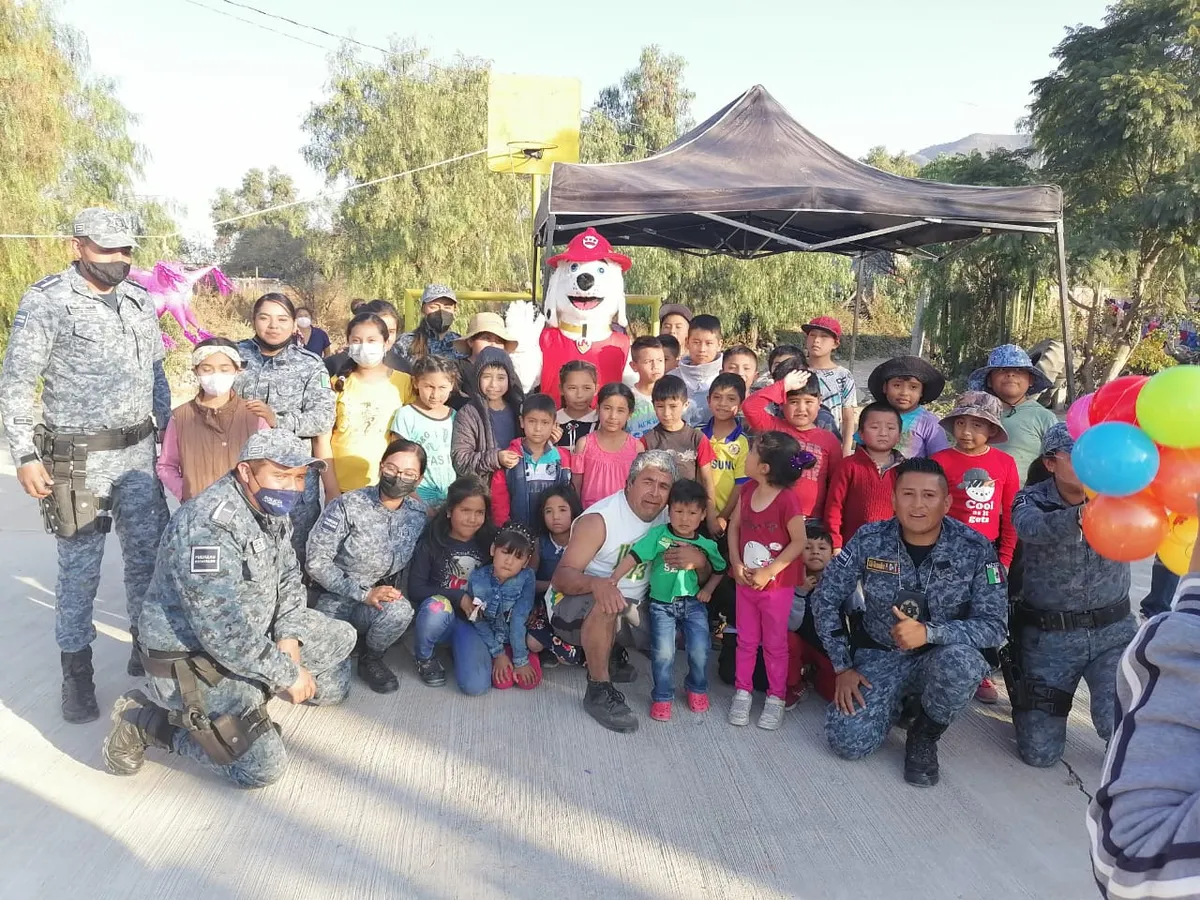 Elementos de la ASEH entregan juguetes en Francisco I. Madero